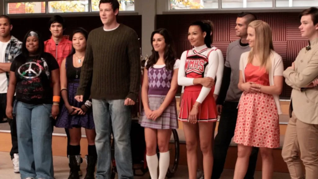 Elenco de Glee, incluindo Naya Rivera e Cory Monteith