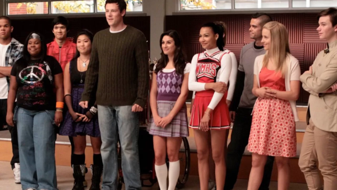 Elenco de Glee, incluindo Naya Rivera e Cory Monteith