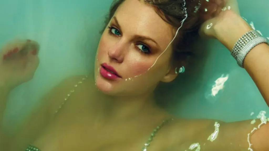 Taylor Swift aparece usando roupas de "showgirl" na capa de seu novo álbum