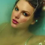 Taylor Swift aparece usando roupas de "showgirl" na capa de seu novo álbum
