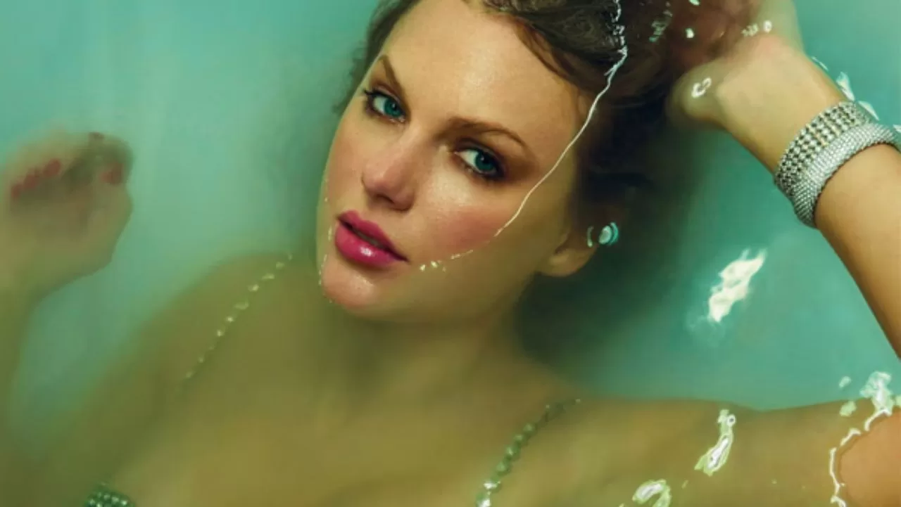 Taylor Swift aparece usando roupas de "showgirl" na capa de seu novo álbum