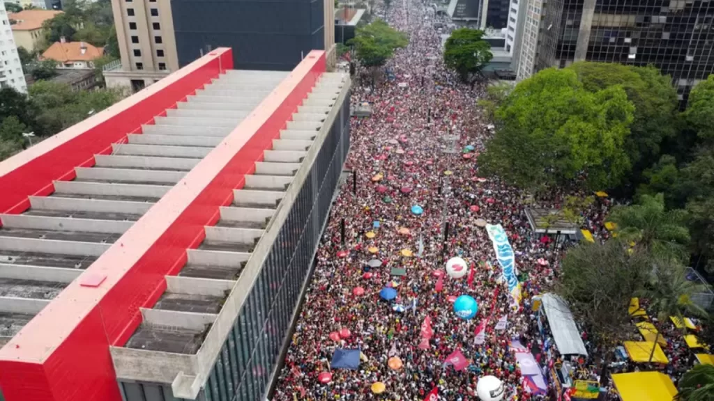 Protesto contra PEC da Blindagem reúne 42,4 mil pessoas na Paulista, aponta USP