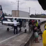 Monomotor pousa na BR-116 e bloqueia faixa da Régis Bittencourt, SP