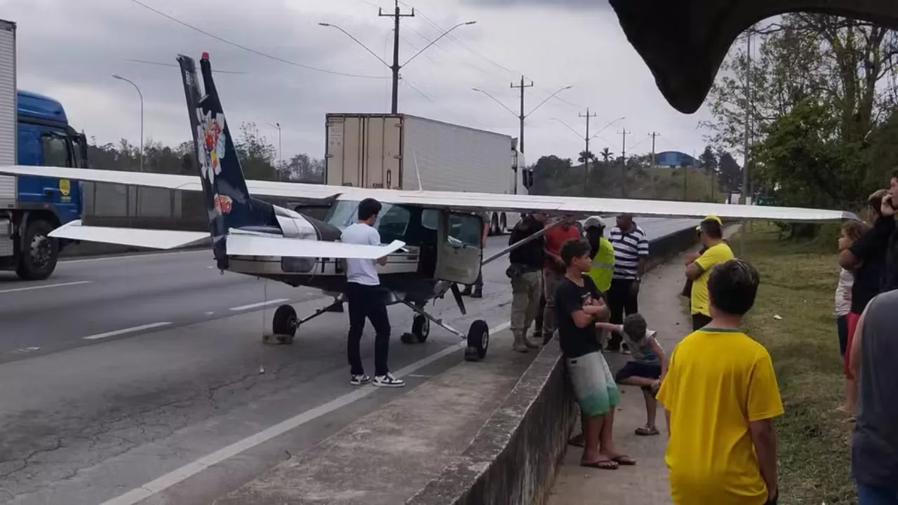 Monomotor pousa na BR-116 e bloqueia faixa da Régis Bittencourt, SP