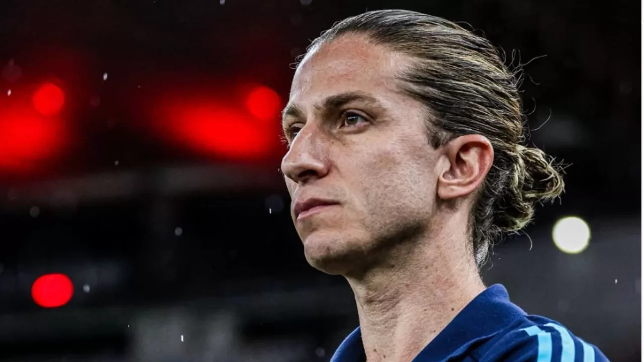 Filipe Luis completa um ano no mengão