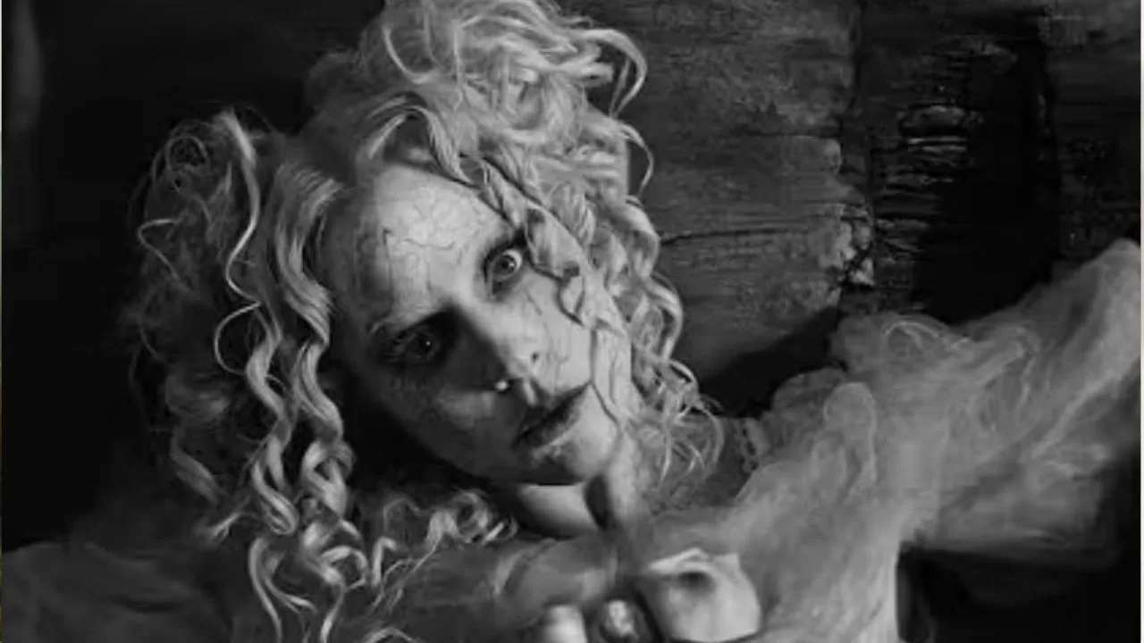 Lady GaGa no videoclipe de The Dead Dance, dirigido por Tim Burton