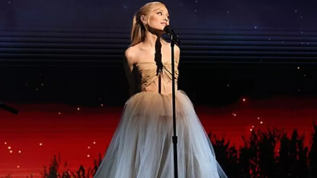 Ariana Grande no programa Saturday Night Live | Rolling Screenn