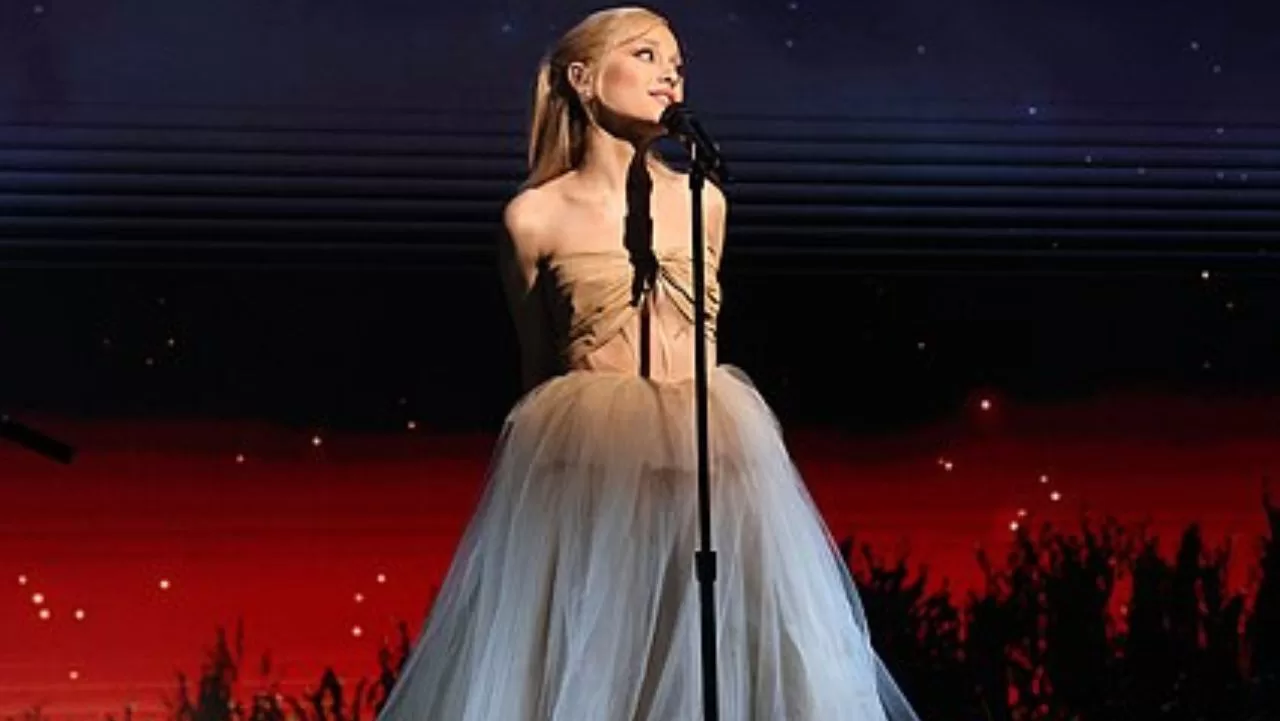 Ariana Grande no programa Saturday Night Live | Rolling Screenn