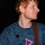 Ed Sheeran veste camiseta com a logo de seu novo album