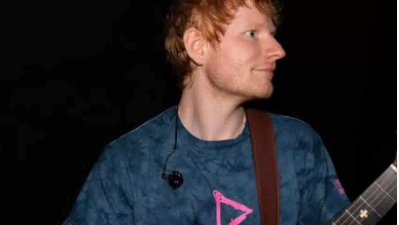 Ed Sheeran veste camiseta com a logo de seu novo album