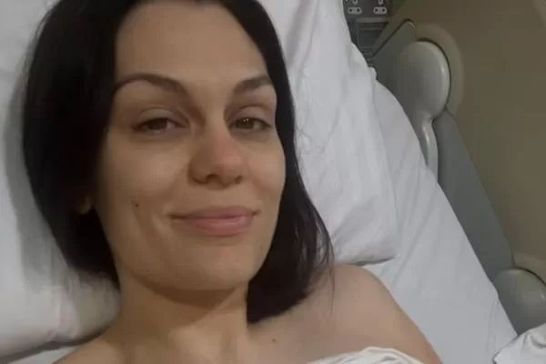 Jessie J tem usado as redes sociais para compartilhar sua batalha contra a doença