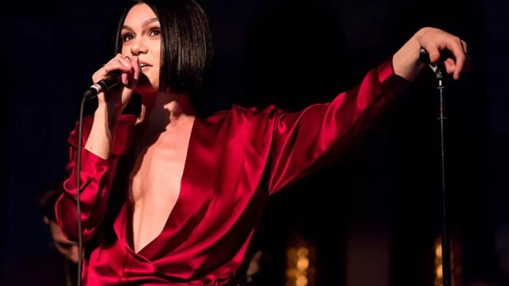 Jessie J se apresenta no palco usando traje vermelho brilhante | Rolling Screenn