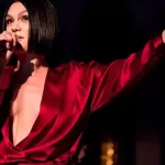 Jessie J se apresenta no palco usando traje vermelho brilhante | Rolling Screenn
