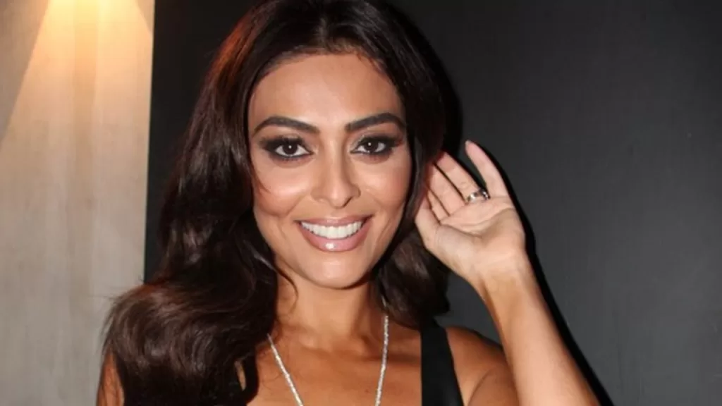 Juliana Paes posando em evento, em 2015