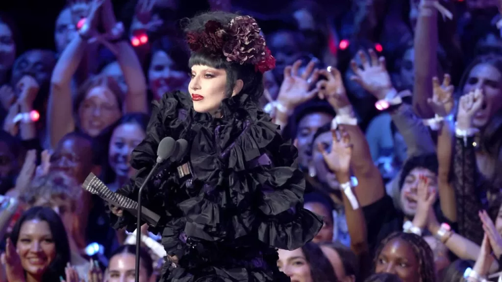 Lady Gaga ganhando o Artista do Ano no VMA 2025