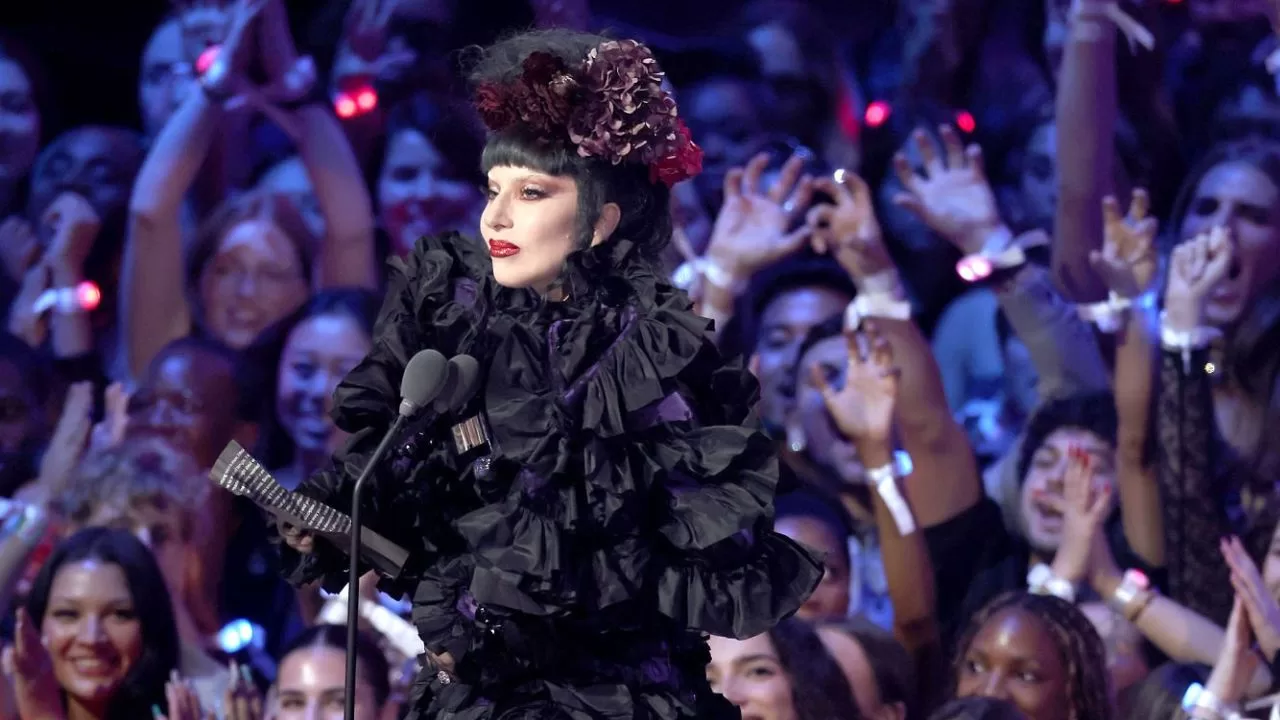 Lady Gaga ganhando o Artista do Ano no VMA 2025