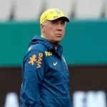 Ancelotti comanda treino e mantém mistério sobre escalação.