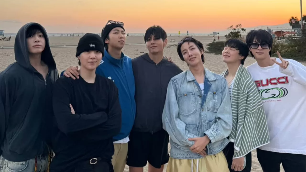 BTS na praia juntos após hiatus.