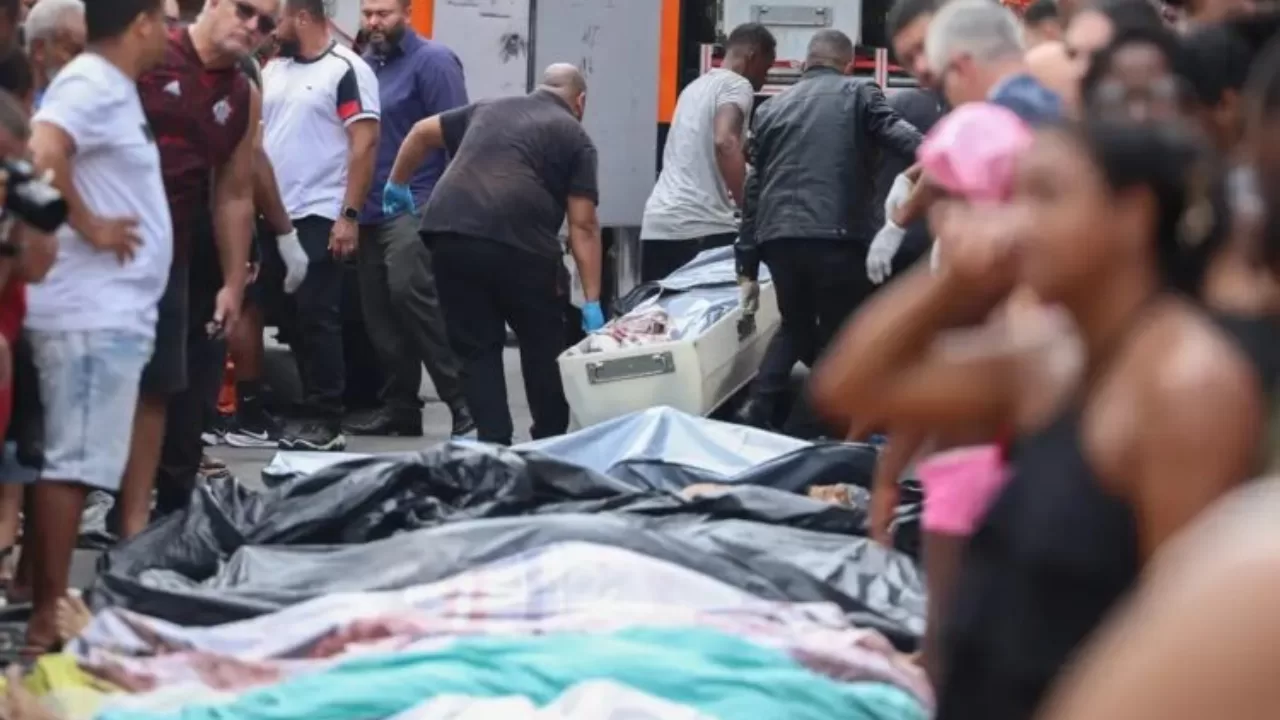 72 corpos levados à Praça São Lucas após megaoperação no Complexo da Penha, RJ