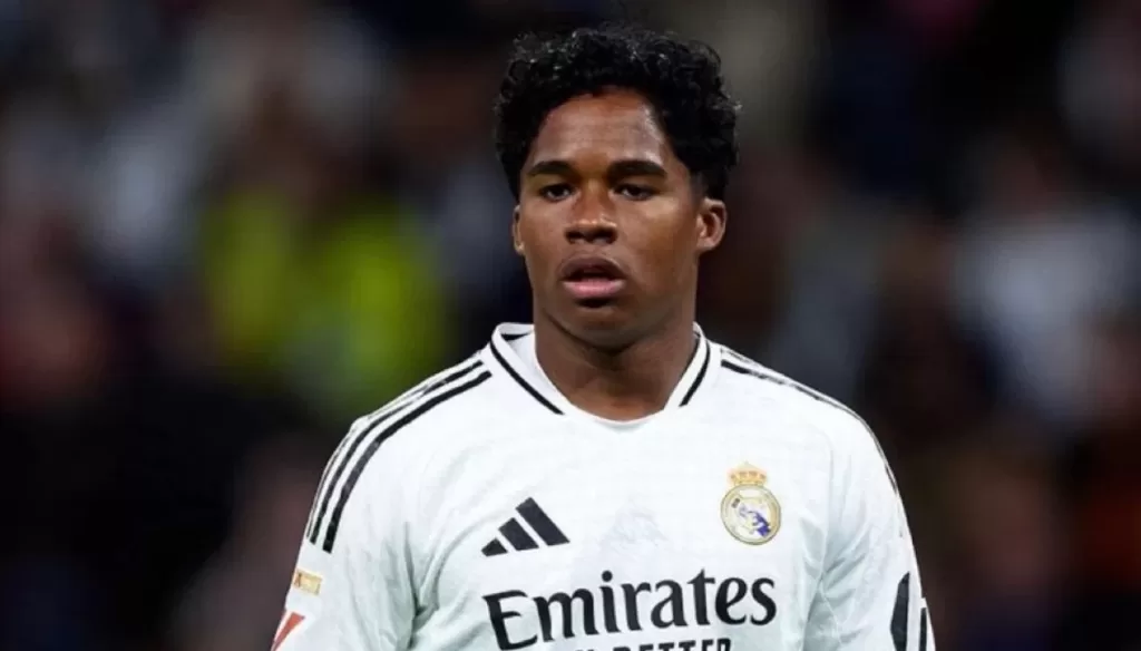 Endrick com a camisa do Real Madrid em jogo