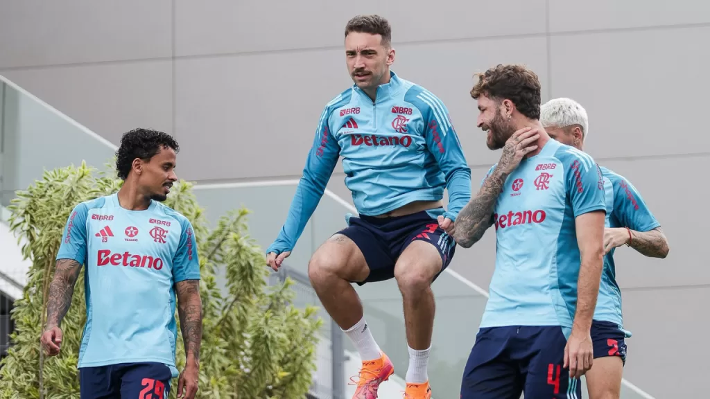 Léo Ortiz e jogadores do Flamengo em treino