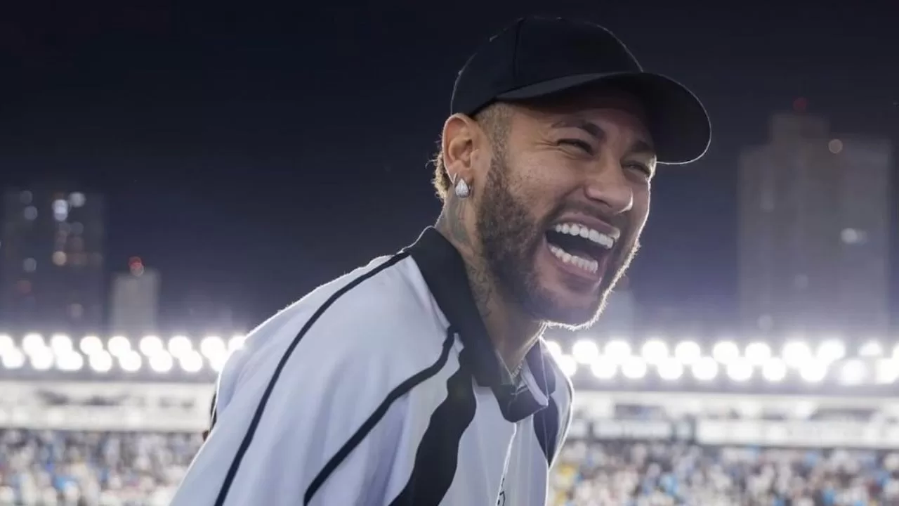 Neymar realiza treino físico no CT