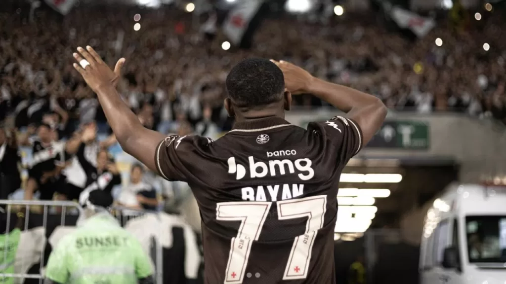 Ryan comemora vitória com a torcida Vascaína contra o Fluminense no Maracanã