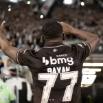 Ryan comemora vitória com a torcida Vascaína contra o Fluminense no Maracanã