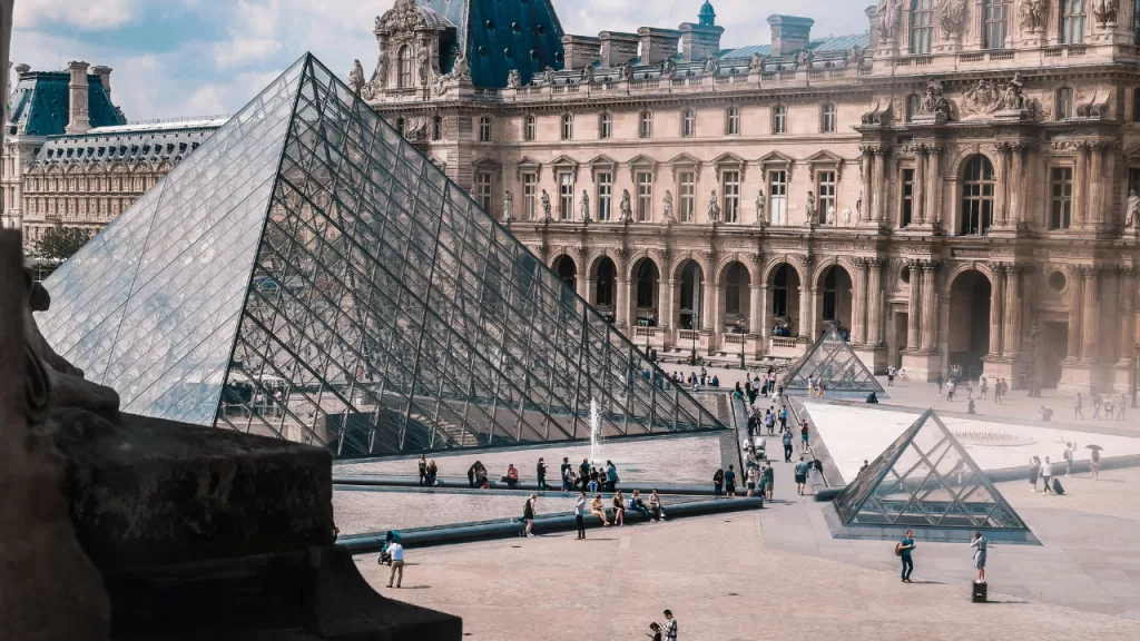 Roubo de joias históricas choca o Museu do Louvre