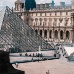 Roubo de joias históricas choca o Museu do Louvre