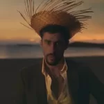 Rapper Bad Bunny posa com chapéu de palha | Rolling Screenn