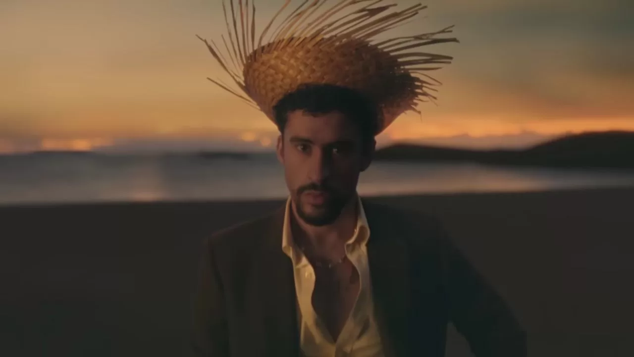 Rapper Bad Bunny posa com chapéu de palha | Rolling Screenn