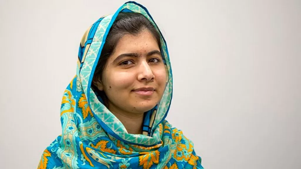Malala Yousafzai posa para fotógrafo