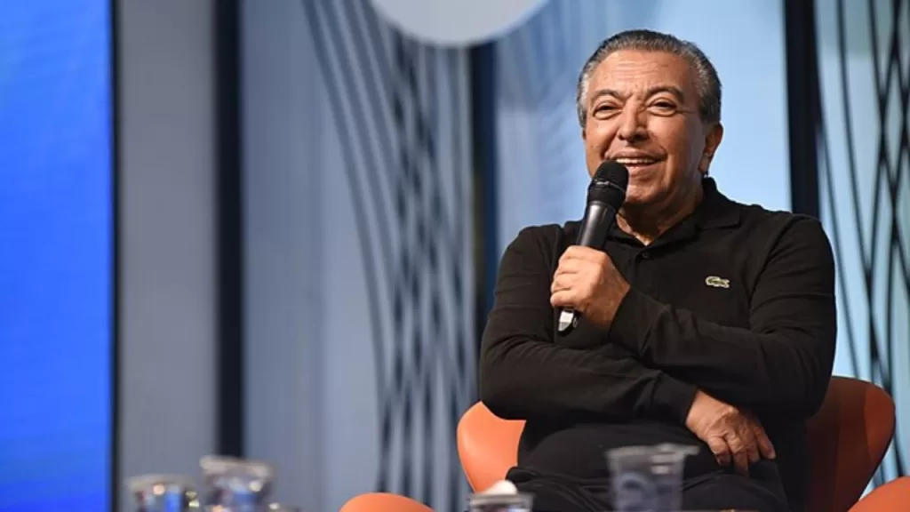 Mauricio de Sousa, sentado, discursando na Campus Party