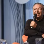 Mauricio de Sousa, sentado, discursando na Campus Party