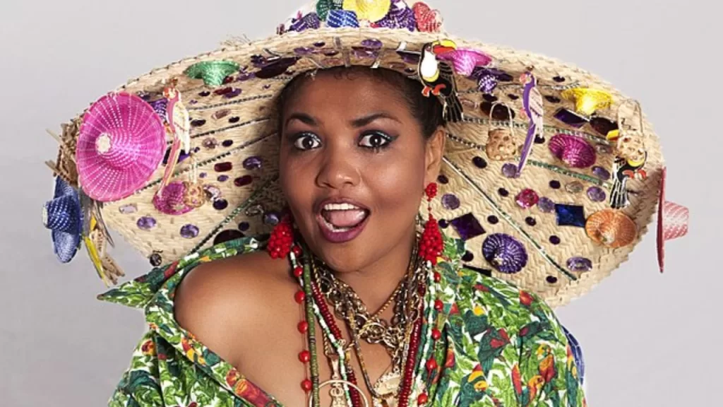 Gaby Amarantos, confirmada no festival No Ar Coquetel Molotov 2025, posa em ensaio fotográfico