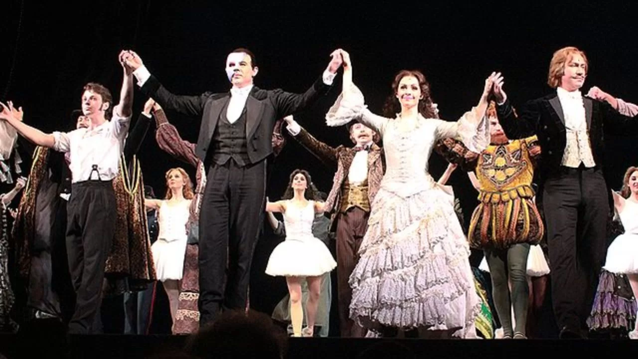 Elenco de O Fantasma da Ópera em apresentação