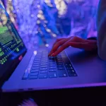 Profissional de TI analisando ameaças cibernéticas em empresa brasileira