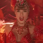 Taylor Swift com trajes teatrais em novo clipe.