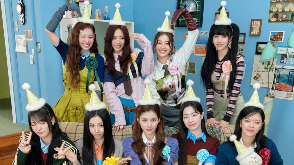 Nove integrantes do TWICE em foto divulgação do novo álbum | Rolling Screenn