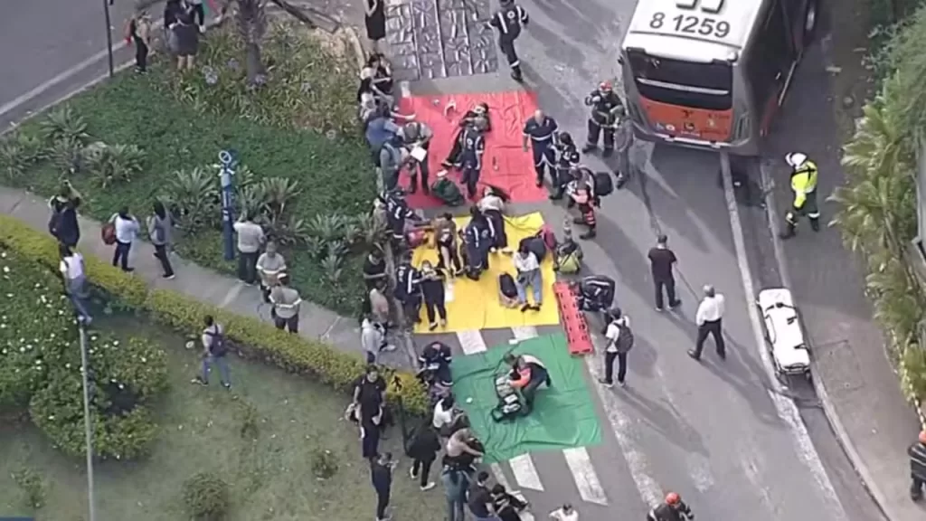 Acidente próximo à Rodovia Raposo Tavares: ônibus, carros e moto deixam feridos em SP