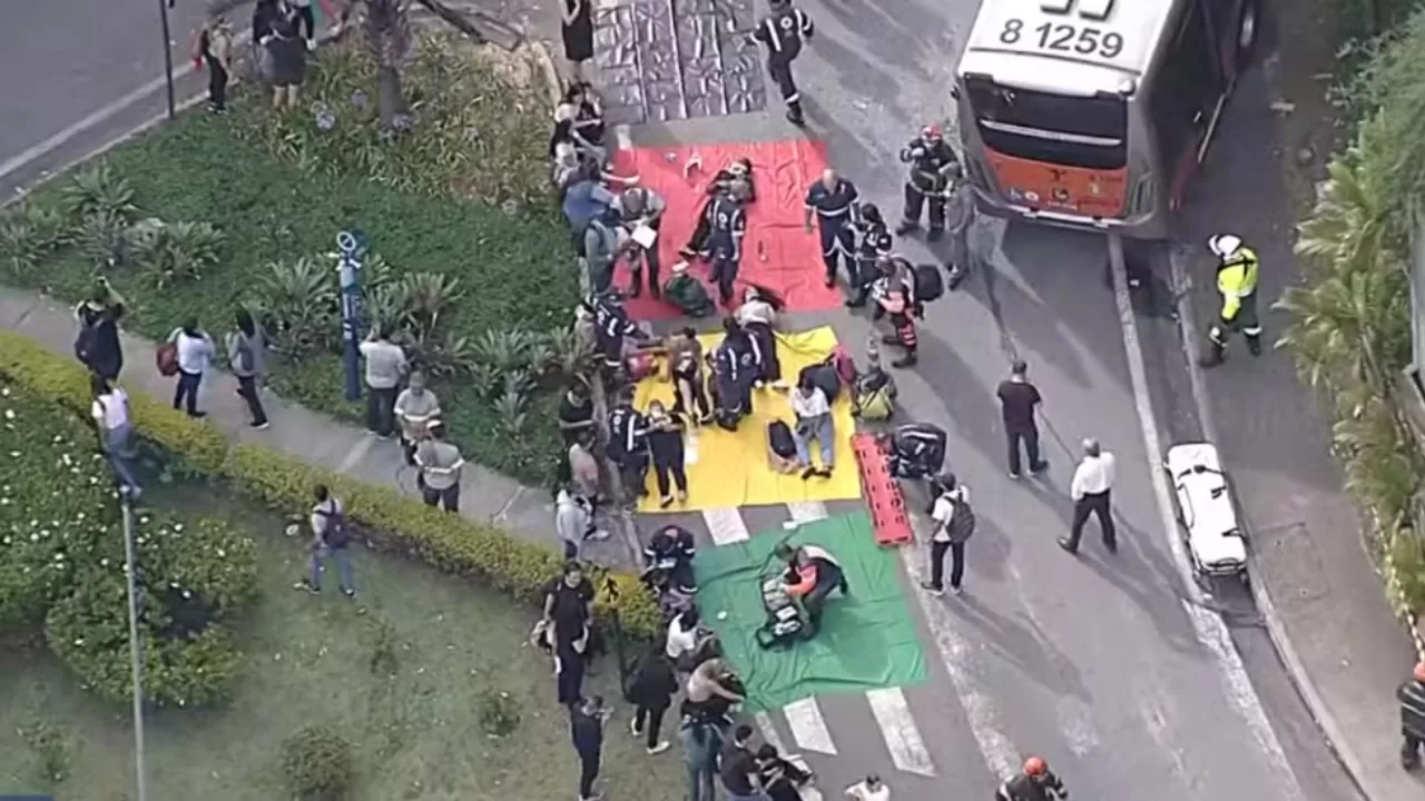 Acidente próximo à Rodovia Raposo Tavares: ônibus, carros e moto deixam feridos em SP