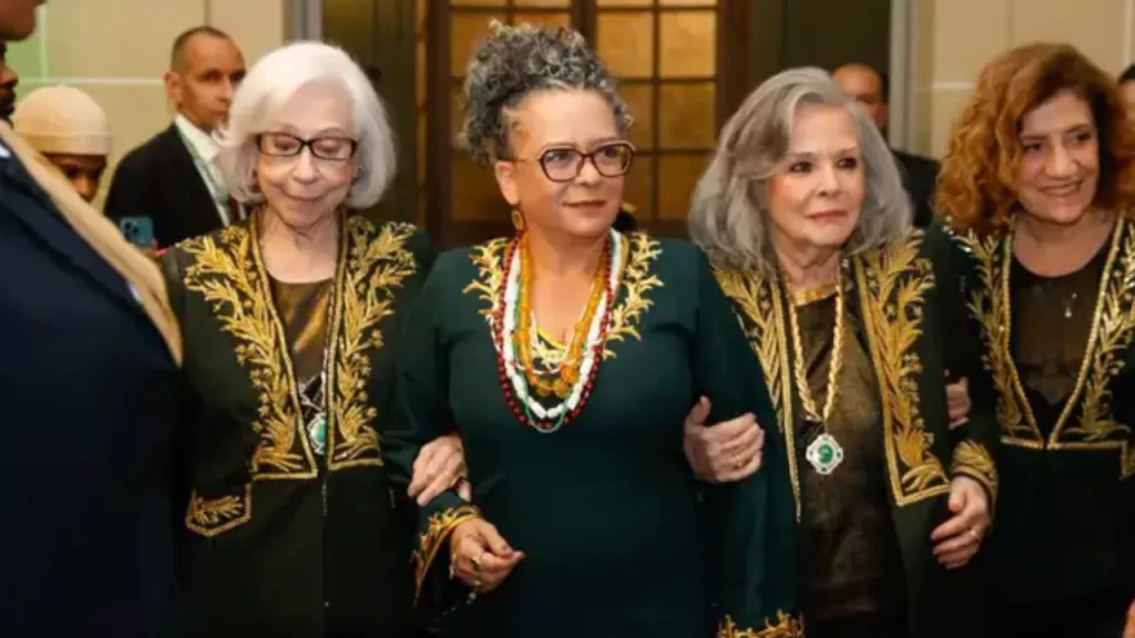 Escritora Ana Maria Gonçalves ao centro com Fernanda Montenegro, Rosiska Darcy e Miriam Leitão, todas as imortais juntas