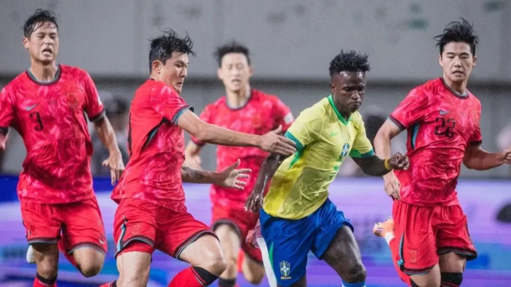 Vini Jr vestindo a camisa verde e amarela da Seleção