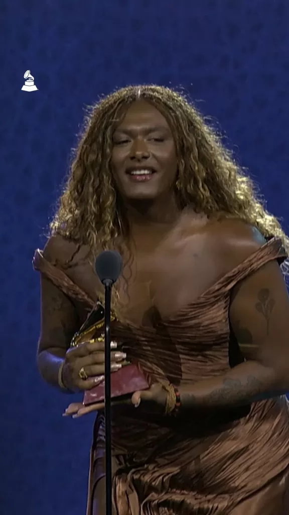 Liniker recebendo o Grammy Latino