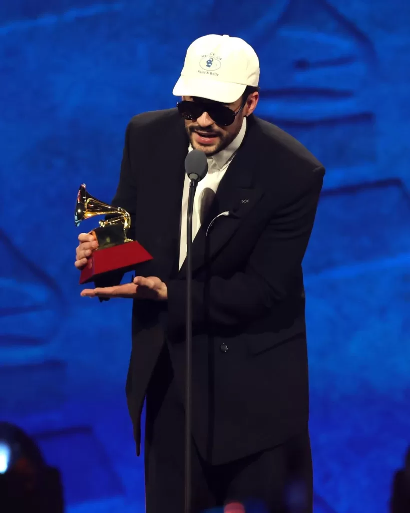 Bad Bunny recebendo prêmio Grammy Latino