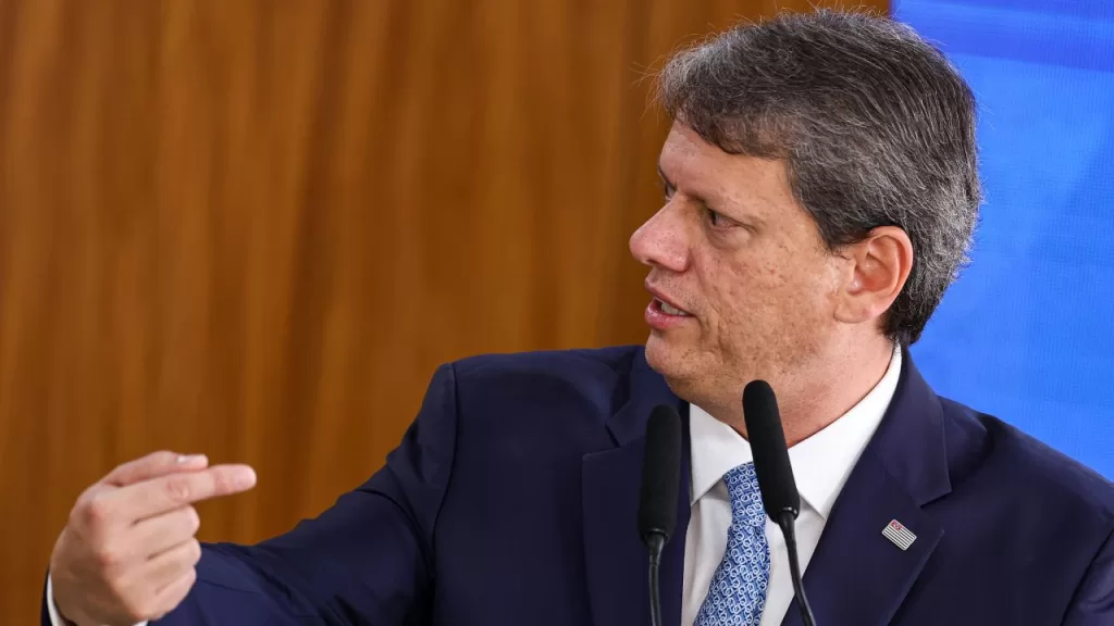 Tarcísio de Freitas ganha peso porque acalma especulações em torno de seu nome para 2026.