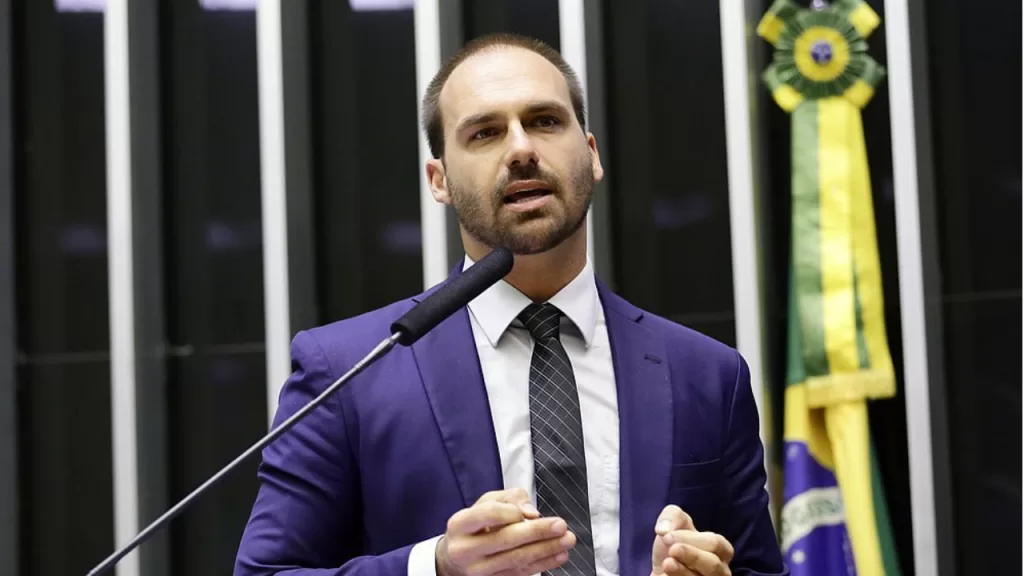 Primeira turma do STF decide se Eduardo Bolsonaro vira réu por coação
