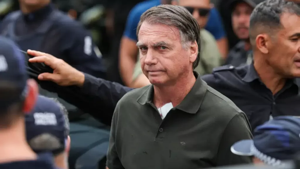 Condenado, Bolsonaro aguarda definição de local para cumprir pena