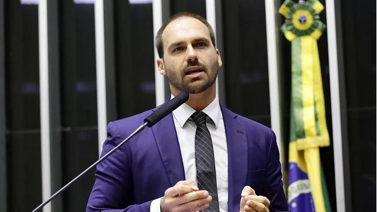 Primeira turma do STF decide se Eduardo Bolsonaro vira réu por coação